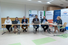 Uczestnicy panelu plenarnego "Wybrane zagadnienia bezpieczeństwa energetycznego", od lewej: dr inż. P. Bełch, dr A. Surówka, J. Jaźwiński, dr inż. W. Adamowski, dr hab. inż. A. Cenian, dr M. Hajduk-Stelmachowicz, fot. A. Surowiec