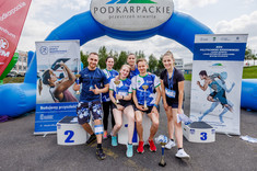 Na pierwszym planie studenci WZ - laureaci biegów w kategoriach studenckich, od lewej Łukasz Miękisz, Kinga Filipek, Dawid Sobiło i Aleksandra Śmiertelny, fot. Agnieszka Koterba