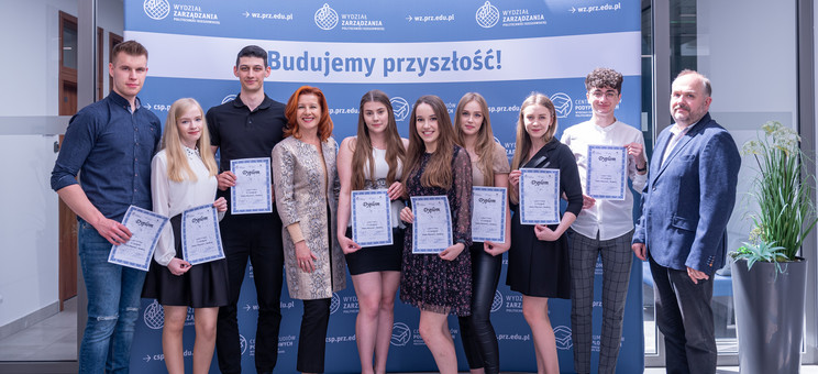 Finaliści konkursu w towarzystwie dziekan WZ, dr hab. B. Zatwarnickiej-Madury i dr. inż. M. Sołtysiaka, fot. Arkadiusz Surowiec