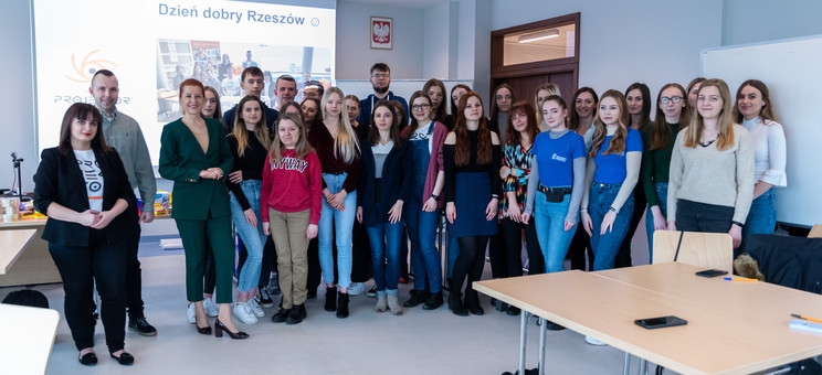 Uczestnicy i prowadzący warsztaty w towarzystwie dziekan WZ prof. PRz Beaty Zatwarnickiej-Madury, fot. A. Surowiec