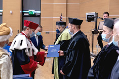 Wręczenie dyplomów doktorskich przez rektora prof. Piotra Koszelnika, fot. A. Surowiec