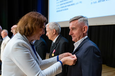 Wojewoda Podkarpacki Ewa Leniart wręcza odznaczenia państwowe