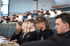 Spotkanie z Kamilem Łuką – absolwentem Wydziału Zarządzania PRz i członkiem załogi pokładowej PLL LOT,