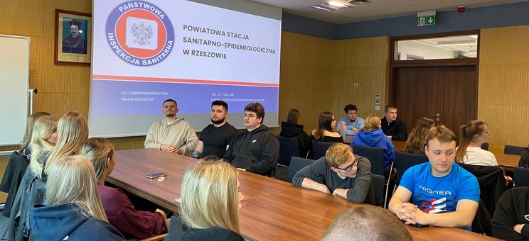 Studenci kierunku logistyka poznają praktyczne aspekty bezpieczeństwa żywności,