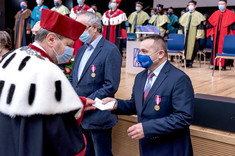 Gratulacje dla dr. hab. inż. Krzysztofa Tereszkiewicza, prof. PRz od rektora prof. Piotra Koszelnika w związku z otrzymaniem Złotego Medalu za Długoletnią Służbę, fot. A. Surowiec