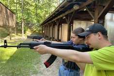 Studenci podczas strzelania, zdjęcie udostępnione przez uczestników