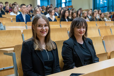 Przedstawicielki Wydziałowego Samorządu Studenckiego (od lewej): Martyna Chuchla i Lidia Śmigiel, fot. Arkadiusz Surowiec