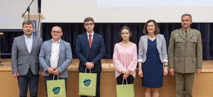 Najlepsi studenci V edycji "Legii Akademickiej" w towarzystwie prof. Piotra Koszelnika, dr Ewy Leniart i płk. dr. Mariusza Stopy, fot. Arkadiusz Surowiec