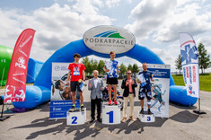 Na podium laureaci biegu studentów, w towarzystwie prorektorów PRz, fot. Agnieszka Koterba