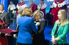 Medal Brązowy za Długoletnią Służbę odbiera dr Alicja Sobkowiak, fot. A. Surowiec.