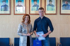 Finalista konkursu w towarzystwie dziekan WZ, dr hab. B. Zatwarnickiej-Madury, fot. Arkadiusz Surowiec