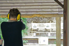 Student podczas strzelania, zdjęcie udostępnione przez uczestników