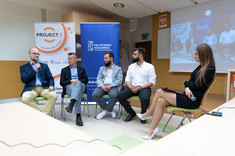 Paneliści podczas dyskusji - przy głosie Maciej Rząsa, fot. Arkadiusz Surowiec