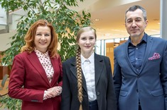 Oksana Romaniec w towarzystwie dr hab. Beaty Zatwarnickiej-Madury, prof. PRz, dziekan WZ i prof. dr. hab. Grzegorza Ostasza, prorektora PRz ds. studenckich, fot. B. Motyka