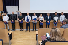 Studenci z zaświadczeniami o ukończeniu szkolenia teoretycznego w programie "Legii Akademickiej", fot. Arkadiusz Surowiec