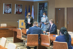 Dyrektor ZSNG Joanna Kubit (po lewej stronie), prorektor PRz dr hab. Iwona Włoch, prof. PRz (po prawej) i pracownicy PRz w trakcie uroczystości, fot. A. Surowiec
