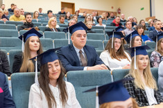 Absolwenci Wydziału Zarządzania podczas graduacji, fot. A. Surowiec