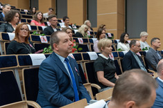 Widok osób zgromadzonych w sali, gdzie odbywała się uroczystość