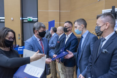 Wręczenie prof. M. Ruszelowi nagrody za publikację o wartości 140 pkt., fot. A. Surowiec