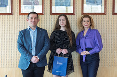 Stypendystka ministra nauki z dziekanką WZ prof. PRz B. Zatwarnicką-Madurą i prorektorem ds. studenckich i umiędzynarodowienia prof. PRz B. Millerem,