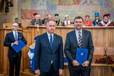 Uroczystość wręczenia nominacji profesorskich, pierwszy z prawej prof. Yurij Bilan (fot. udostępniona przez prof. Y. Bilana)