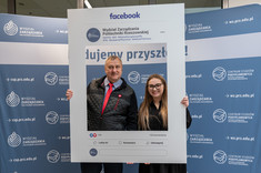 Uśmiechnięta absolwentka wraz z promotorem dr. inż. W. Lewickim, fot. A. Surowiec