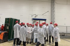 Wizyta studyjna studentów logistyki w nowoczesnym centrum dystrybucji firmy Amplus,