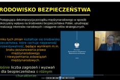 Wystąpienie prof.  Jarosława Solarza. Zrzut ekranu ze slajdem prezentacji i miniaturą prezentującego. 