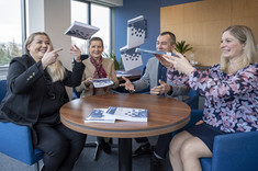 Redaktorzy czasopism wraz z egemplarzami HSS i MMR, fot. A. Surowiec