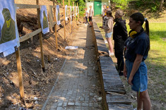 Studenci przy tarczach po strzelaniu, zdjęcie udostępnione przez uczestników