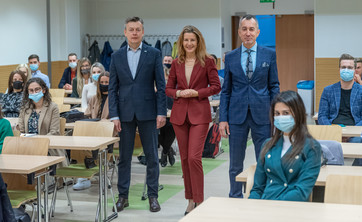 Prof. J. Strojny, prof. B. Zatwarnicka-Madura i prof. G. Ostasz podczas inauguracji 6. edycji studiów podyplomowych na kierunku Project Manager