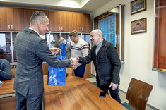 Prof. G. Ostasz, prorektor PRz ds. studenckich wręcza gościom pamiątkowe podarunki Politechniki Rzeszowskiej. Na zdjęciu prezent odbiera dr inż. Yuriy Grytsuk,
