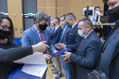 Wręczenie prof. K. Tereszkiewiczowi nagrody za publikację o wartości 140 pkt., fot. A. Surowiec