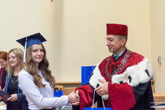 Wyróżniona absolwentka odbiera gratulacje od prof. dr. hab. Grzegorza Ostasza, fot. A. Surowiec.