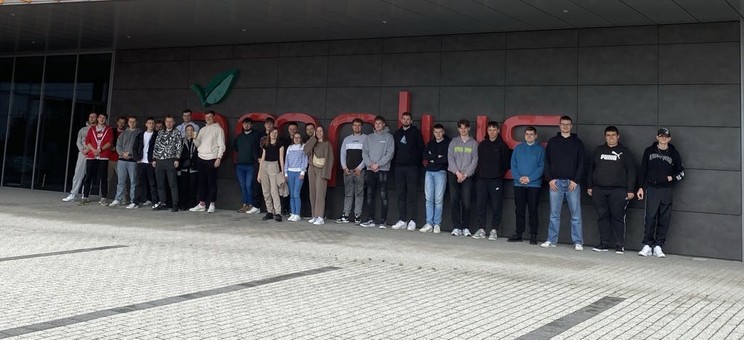 Wizyta studyjna studentów logistyki w nowoczesnym centrum dystrybucji firmy Amplus,