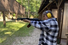 Studentka podczas strzelania, zdjęcie udostępnione przez uczestników