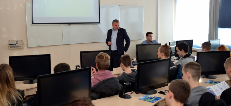 Uczniowie Technikum Logistycznego z Zespołu Szkół im. gen. Józefa Kustronia w Lubaczowie z wizytą w Laboratorium Logistyki i Zintegrowanych Systemów Zarządzania.