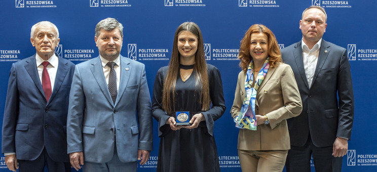 Od lewej: R. Krzystyniak, prof. P. Koszelnik, absolwentka Wydziału Zarządzania J. Moczarny, dziekan WZ B. Zatwarnicka-Madura, G. Król, fot. B. Motyka