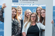 Absolwentki w ramce promocyjnej WZ, fot. Arkadiusz Surowiec