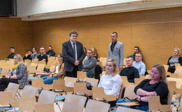 Prof. Grzegorz Ostasz i dr Adam Laska podczas 31. inauguracji studiów podyplomowych „Zarządzanie bezpieczeństwem i higieną pracy”.