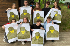 Studenci z tarczami po strzelaniu, zdjęcie udostępnione przez uczestników