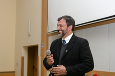 Profesor Rodrigo Bianchi w trakcie wykładu pt. "Entrepreneurship and Innovation in Times of Crisis" 