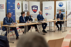 Uczestnicy panelu plenarnego "Strategiczna infrastruktura krytyczna a zagrożenia ze strony kampanii dezinformacyjnych (5G, energetyka jądrowa)", od lewej: dr D. Szlachter, M. Krawczyk, dr A. Rożej-Adamowicz, R. Żuchowski, fot. A. Surowiec
