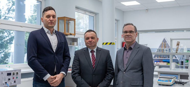 Członkowie zespołu badawczego - od lewej dr inż. Łukasz Kulig, prof. PRz Krzysztof Tereszkiewicz i dr inż. Henryk Wachta - fot. A. Surowiec