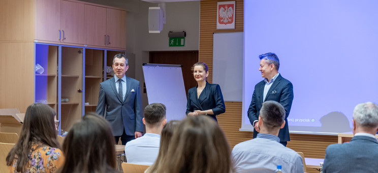 Od lewej: prof. dr hab. Grzegorz Ostasz - prorektor ds. studenckich, dr hab. Beata Zatwarnicka-Madura, prof. PRz - dziekan WZ i dr hab. Jacek Strojny - opiekun studiów podyplomowych Project manager, fot. A. Surowiec