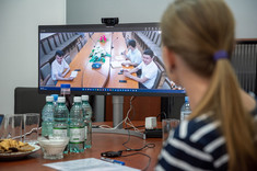 Mgr Monika Stanisz, w tle monitor komputera (na ekranie widać pracowników Karshi Engineering Economics Institute), fot. Arkadiusz Surowiec