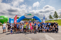 Uczestnicy biegów wszystkich kategorii w towarzystwie prorektorów PRz (twarze dzieci rozmyto celowo, dla ochrony wizerunku nieletnich), fot. Agnieszka Koterba