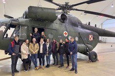 Dr hab. inż. Grzegorz Rosłan, prof. PRz oraz studenci WZ podczas wizyty w 8.Bazie Lotnictwa Transportowego i 3. Grupie Poszukiwawczo-Ratowniczej w Krakowie, fot. organizator wizyty 