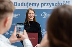 Absolwenci wzajemnie robiący sobie zdjęcia pamiątkowe, fot. A. Surowiec