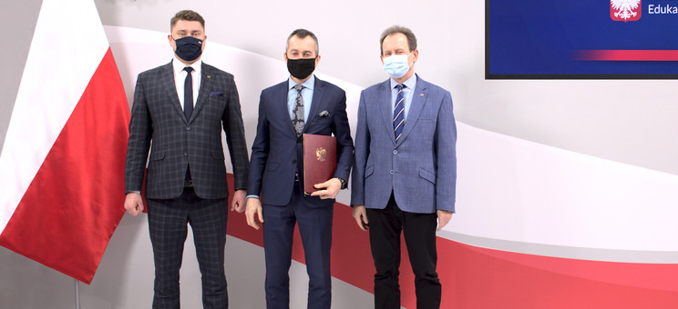 Prof. G. Ostasz (w środku) z wiceministrem Włodzimierzem Bernackim (z prawej). Źródło: strona MEiN